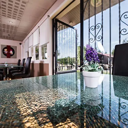 Antipodes Les Valence Hotel 2*